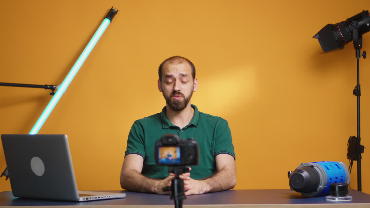 Uomo creativo che filma un'introduzione