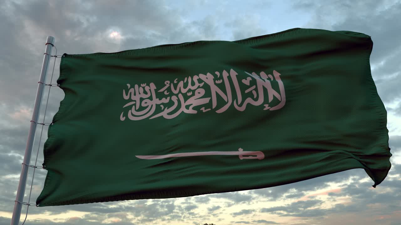 Bandiera realistica dell'Arabia Saudita che sventola lentamente al vento con cielo blu.
