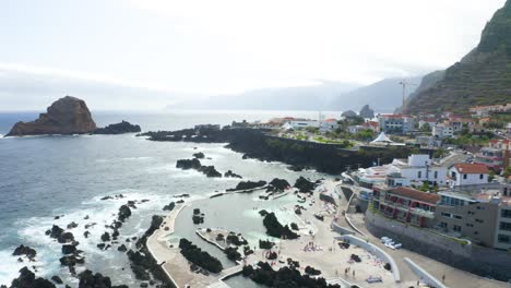 Toma-De-Drone-De-Resort-Y-Pueblo-Alrededor-De-Las-Piscinas-Naturales-En-Porto-Moniz