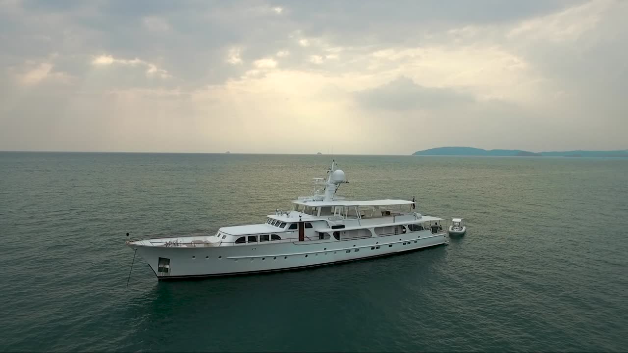 спокойная съемка с дрона белой роскошной яхты на спокойном океане