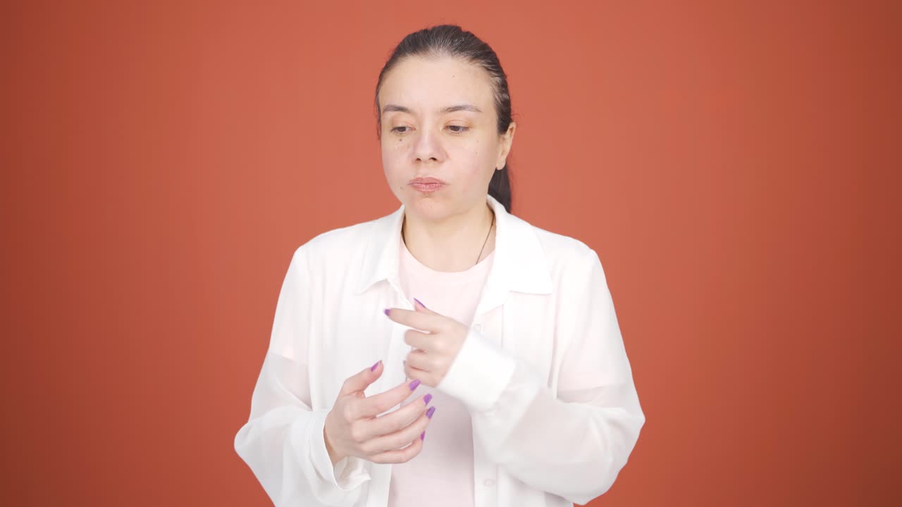 지루함 때문에 안타까워하고 숨을 쉬는 여자.