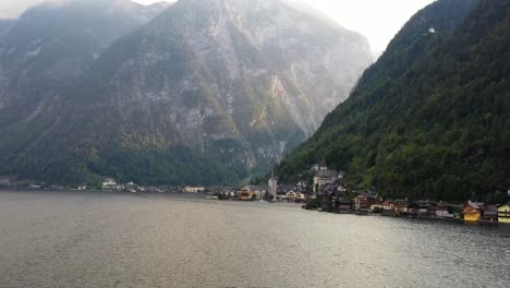 pueblo de montaña austriaco hallstatt y lago hallstatter