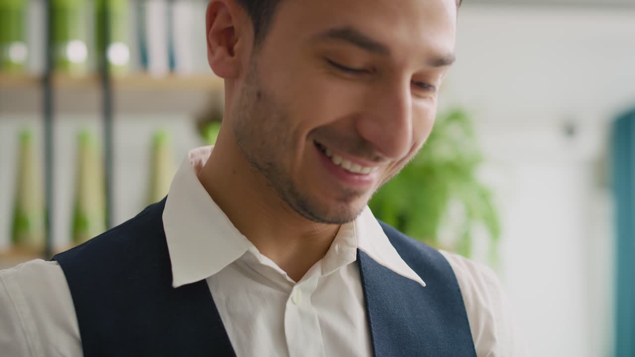 헤어 살롱 에서 일 하는 미용사 의  ⁇ 드헬드 비디오 쇼