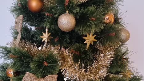 Prächtiger-Künstlicher-Weihnachtsbaum,-Geschmückt-Mit-Bunten-Kugeln,-Bändern,-Girlanden-Und-Einem-Stern-An-Der-Spitze