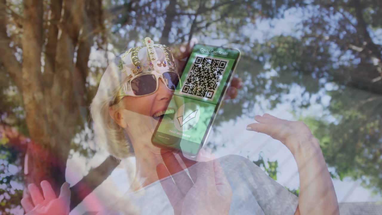 animación de una mujer sosteniendo un teléfono inteligente con pasaporte de vacunación contra la covid-19 sobre una mujer mayor sonriendo