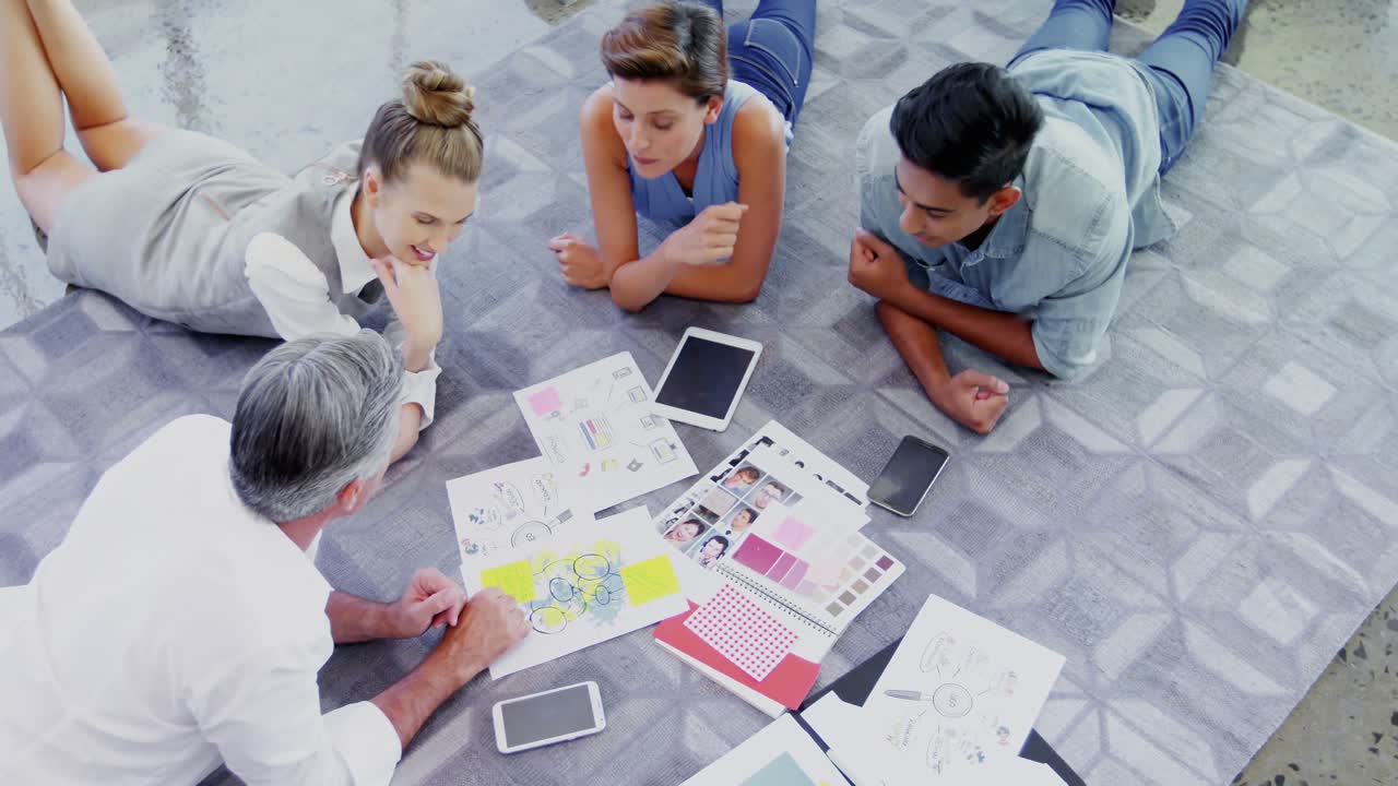 주의 깊은 집행이 문서 4k를 논의하고 있습니다.