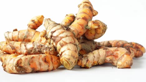 pile of fresh turmeric roots