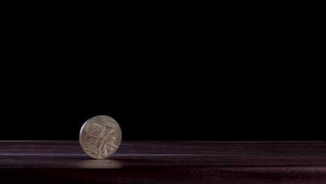 una moneda criptográfica de bitcoin girando sobre un fondo oscuro con espacio de copia