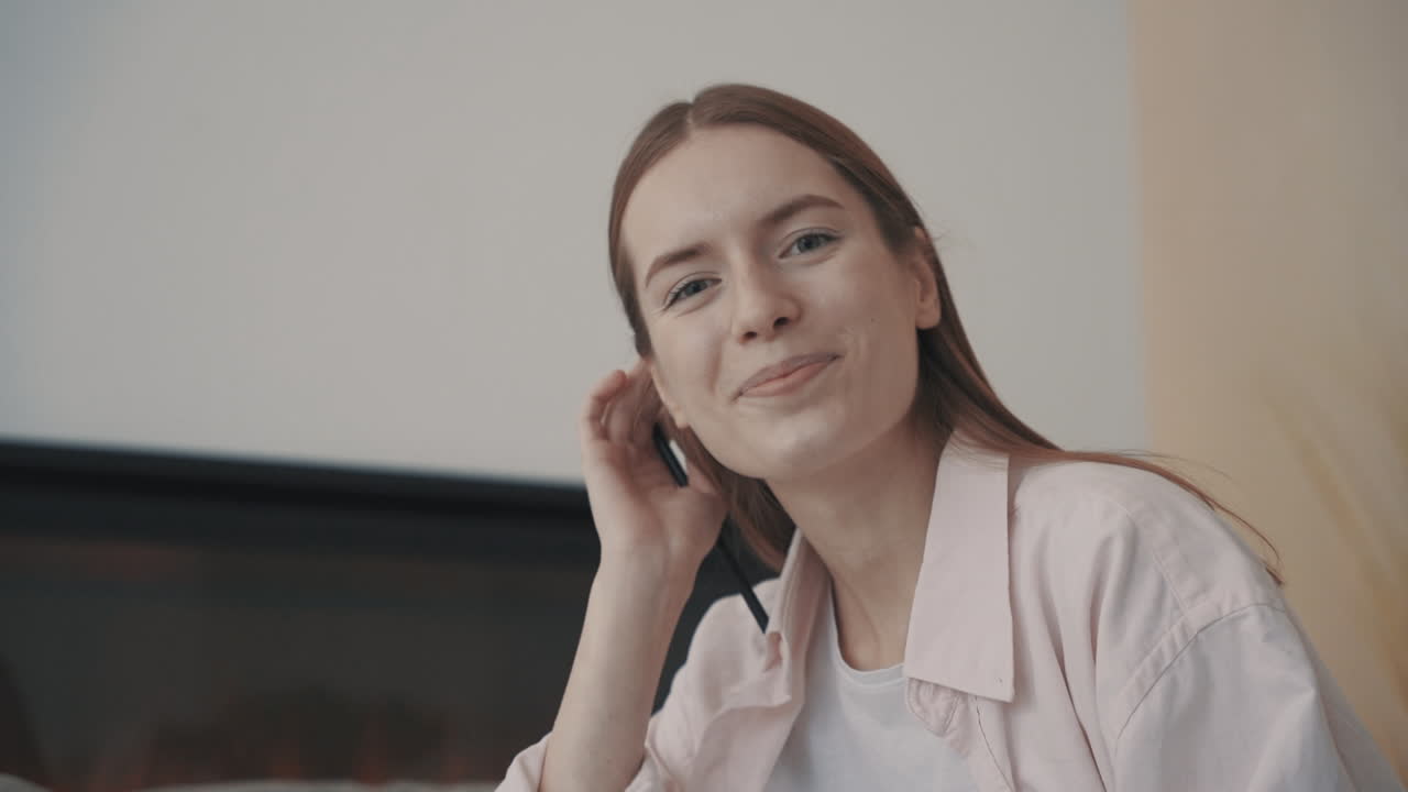 retrato de mujer bonita joven sonriendo y mirando a la cámara interior