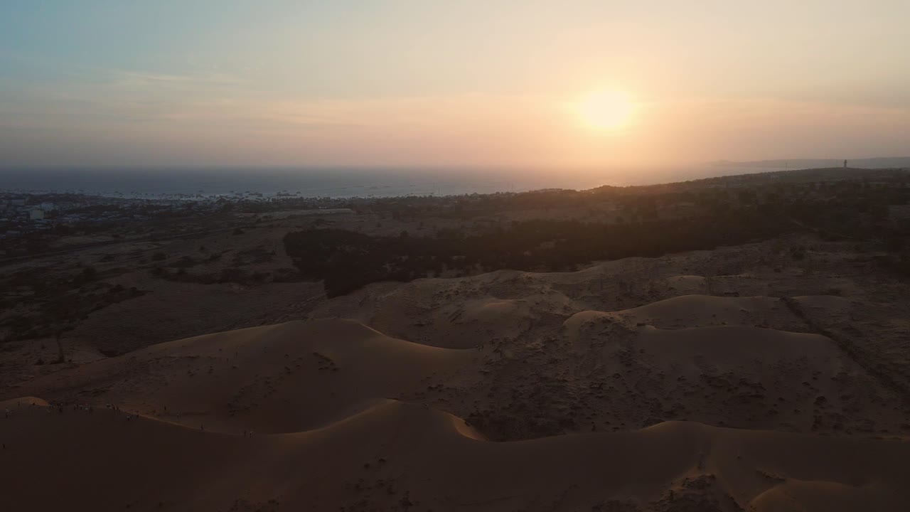 antena de la hora dorada sobre el paisaje de dunas de arena roja de mui ne, vietnam