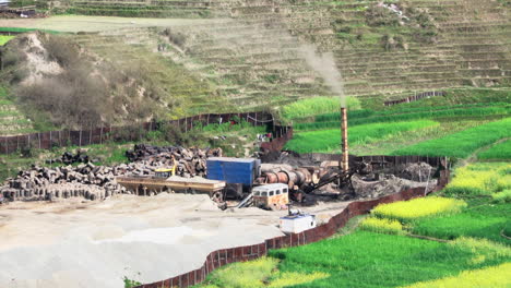 Humo-Que-Sale-De-Una-Chimenea-En-Una-Instalación-Local-De-Mezcla-De-Asfalto-En-Nepal