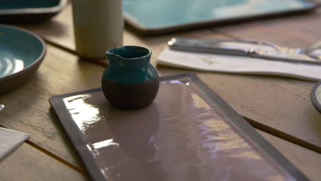 cerámica hecha a mano en la mesa del restaurante, disparo del deslizador de la cámara