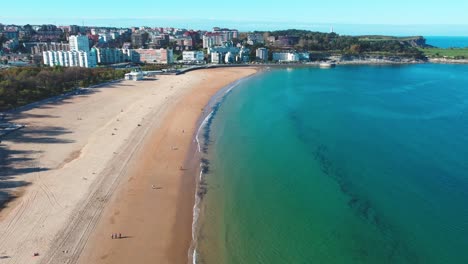 Inspiradora-Y-Relajante-Playa-De-Arena-Urbana-Con-Aguas-Azules-En-Santander,-Cantabria,-España