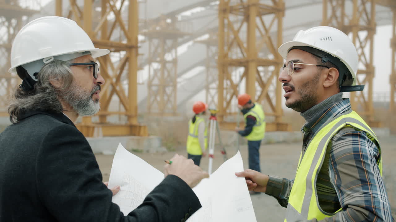 reunión en el sitio de construcción