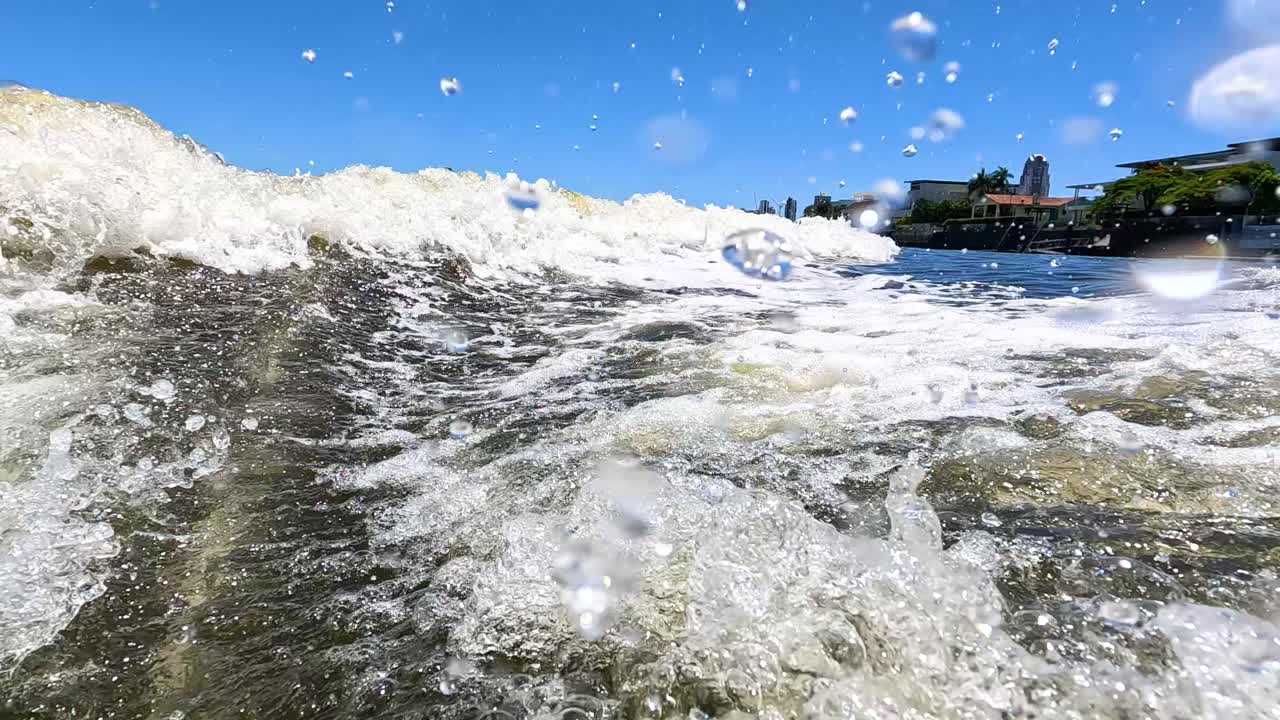 은 파란 하늘 아래의 역동적인 바다 파도