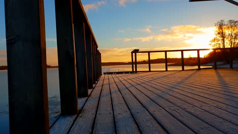 Cielo-Mágico-De-Invierno-Con-Nubes-Doradas-En-Finlandia,-Tiro-Estático-Desde-Una-Terraza-Pública-De-Madera-A-Principios-De-Diciembre,-Sol-Que-Proyecta-Largas-Sombras