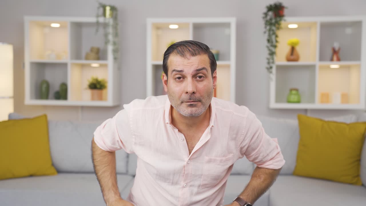 el hombre que tiene problemas para ver. problema ocular.