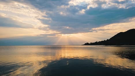 Zeitraffer-Von-Wolken-Und-Sonnenstrahlen-über-Dem-See