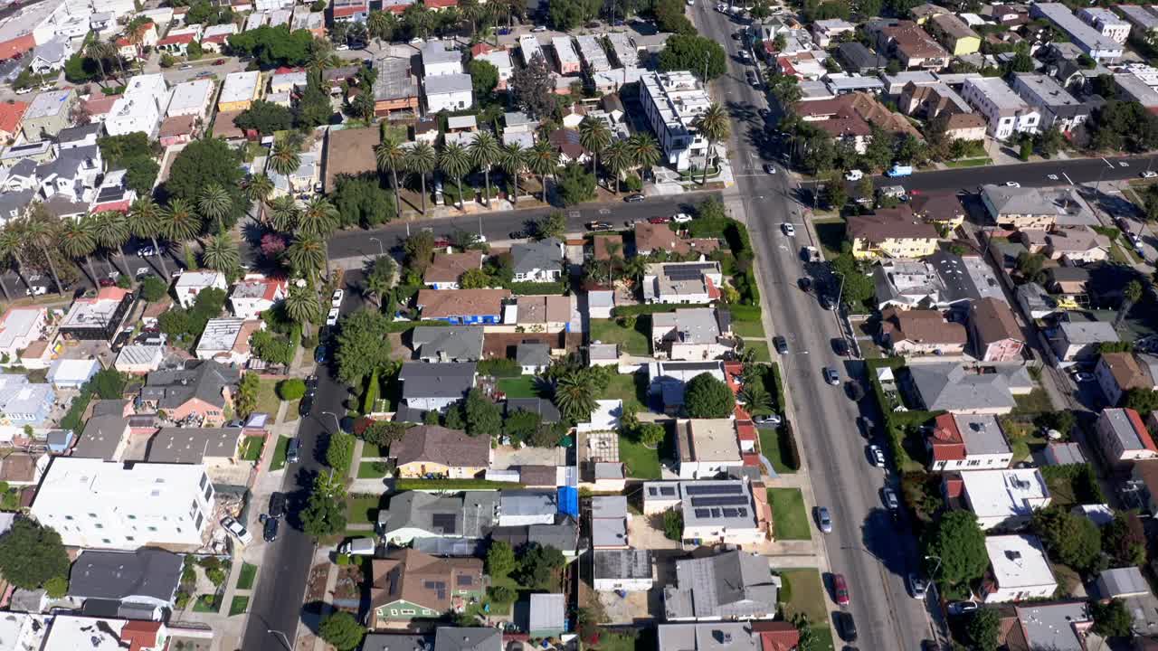 mid city, los ángeles, ca, ee.uu., toma de un avión no tripulado de un barrio residencial, casas y tráfico callejero en un caluroso día soleado