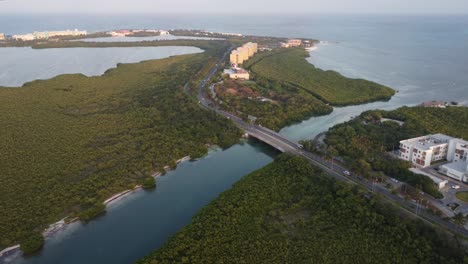 Antena-Del-Puente-Punta-Nizuc-Con-Tráfico-De-Automóviles-En-Cancún.