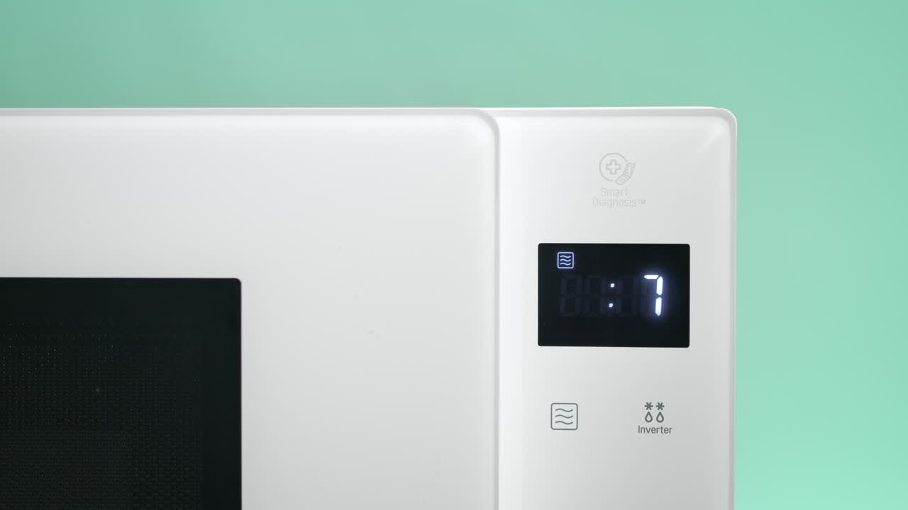 tiempo de microondas contando hacia atrás desde diez en fondo azul . reloj digital .