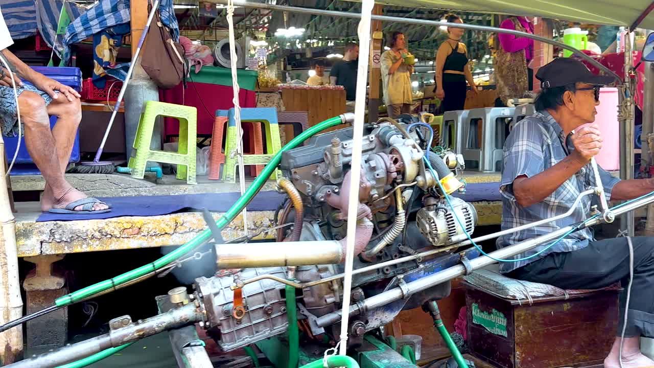 operación del motor del barco en el mercado flotante de bangkok