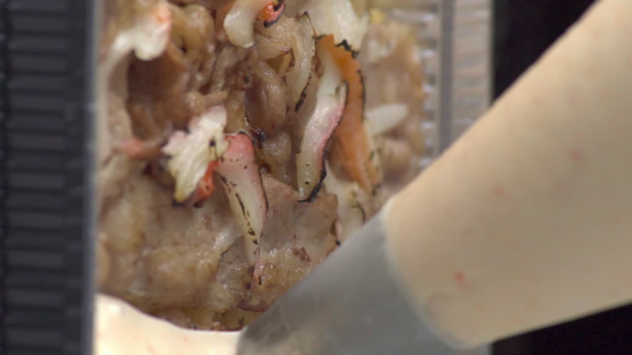 생고기와 야채 위에 흰색 부드러운 치즈 토핑을 추가하여 홈메이드 멘타이 치킨을 요리하는 과정, 실리콘 아이싱 파이핑 크림 페이스트리, 검은색 배경, 매크로 정적 바로 위에