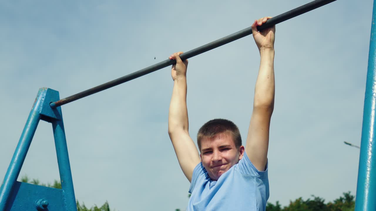 un adolescente hace deportes en el patio de recreo 09