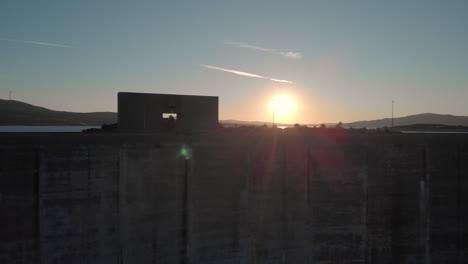 el pedestal de la pared de la presa revela el amanecer en el lago barragem do alto rabagao vista aérea montalegre