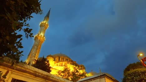 la mezquita de sehzade o la mezquita del príncipe al crepúsculo en estambul
