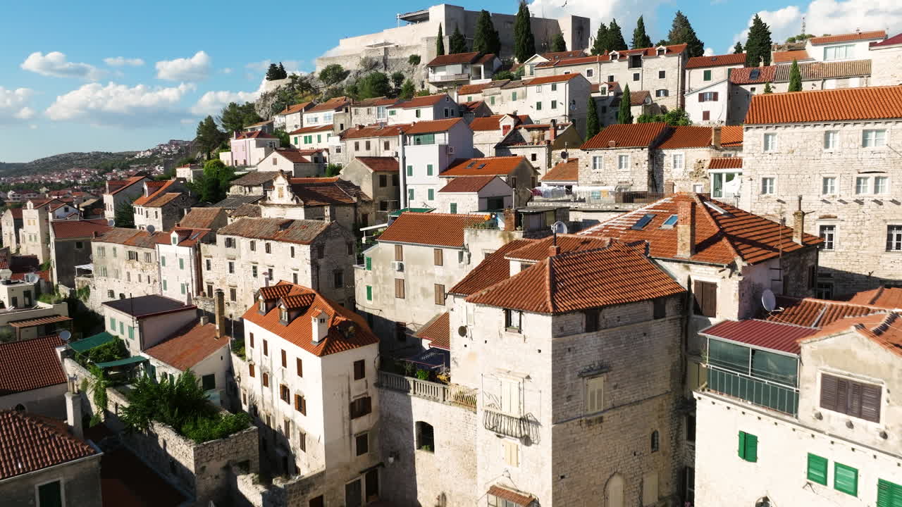 La città di Sebenico in un giorno d'estate in Croazia - ripresa aerea con drone.