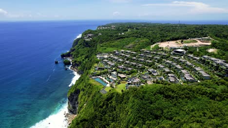 Drohnenaufnahme-Eines-Luxuriösen-5-Sterne-Resorts-Am-Rande-Der-Klippe-In-Bali,-Indonesien