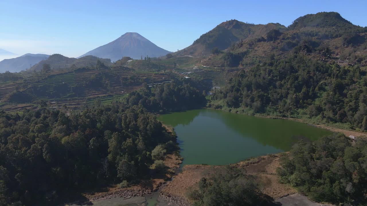 vista aérea del lago telaga rana con color de agua verde en la regencia de dieng, java central, indonesia con cielo azul - paisaje natural indonesio