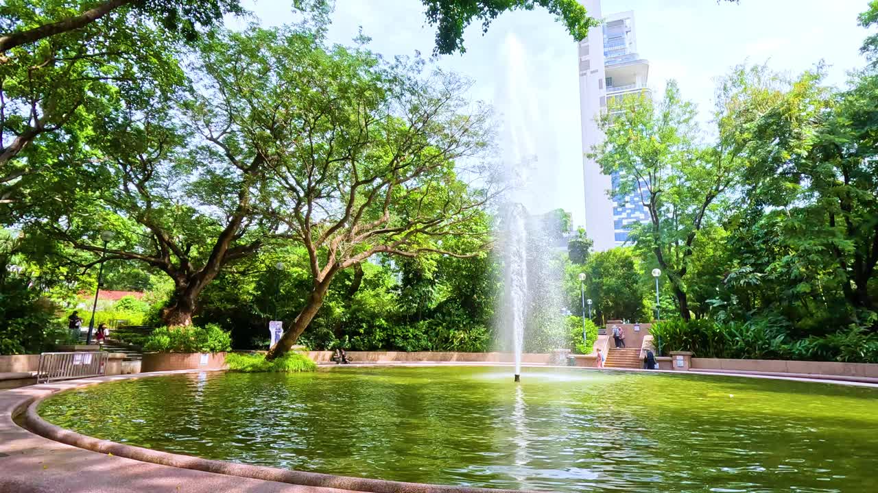 Gente disfrutando de un día soleado en el parque