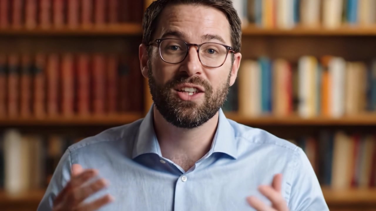 Educatore coinvolgente condivide intuizioni: un professionista in abbigliamento formale usa espressioni facciali per connettersi con il pubblico in un ambiente bibliotecario.