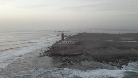 Captado-En-Impresionantes-Imágenes-Aéreas,-Un-Resistente-Faro-Junto-A-Un-Acantilado-Domina-El-Vasto-Océano,-Invitando-Al-Asombro-Y-La-Maravilla:-Una-Serena-Escena-Costera-Que-Hipnotiza.