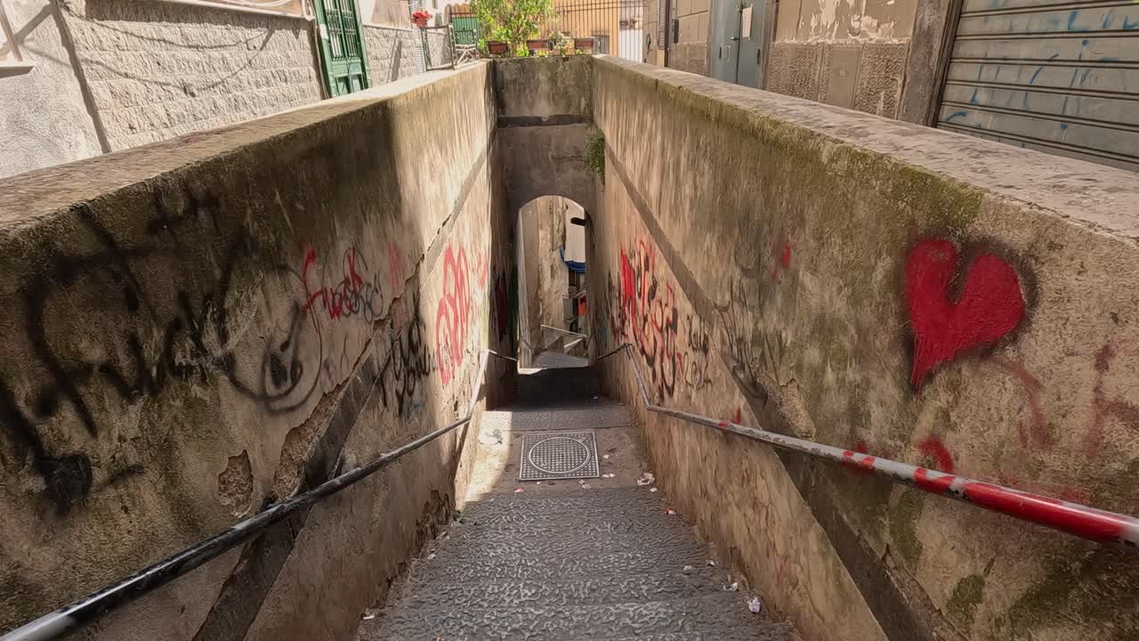 graffiti corazón en la pared de la escalera en nápoles