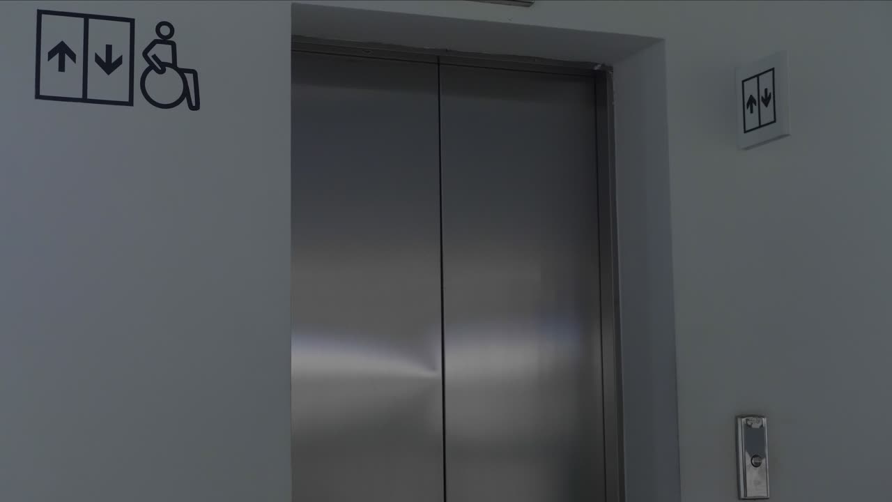 Hombre Entrando en Ascensor con Características de Accesibilidad