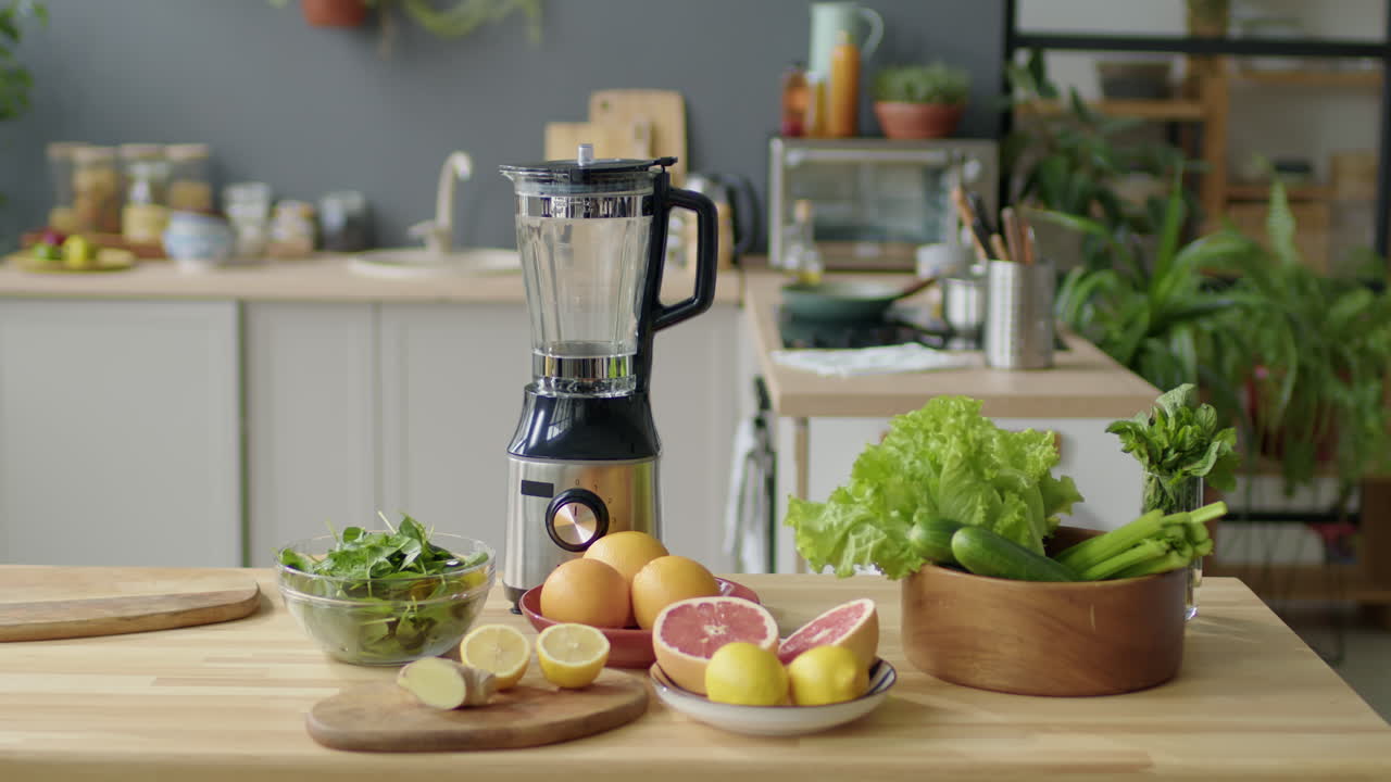 Ingredienti per smoothie e frullatore sul tavolo della cucina