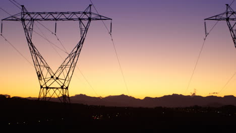 animación de los postes de electricidad al atardecer