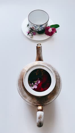 taza y taza de té con flores