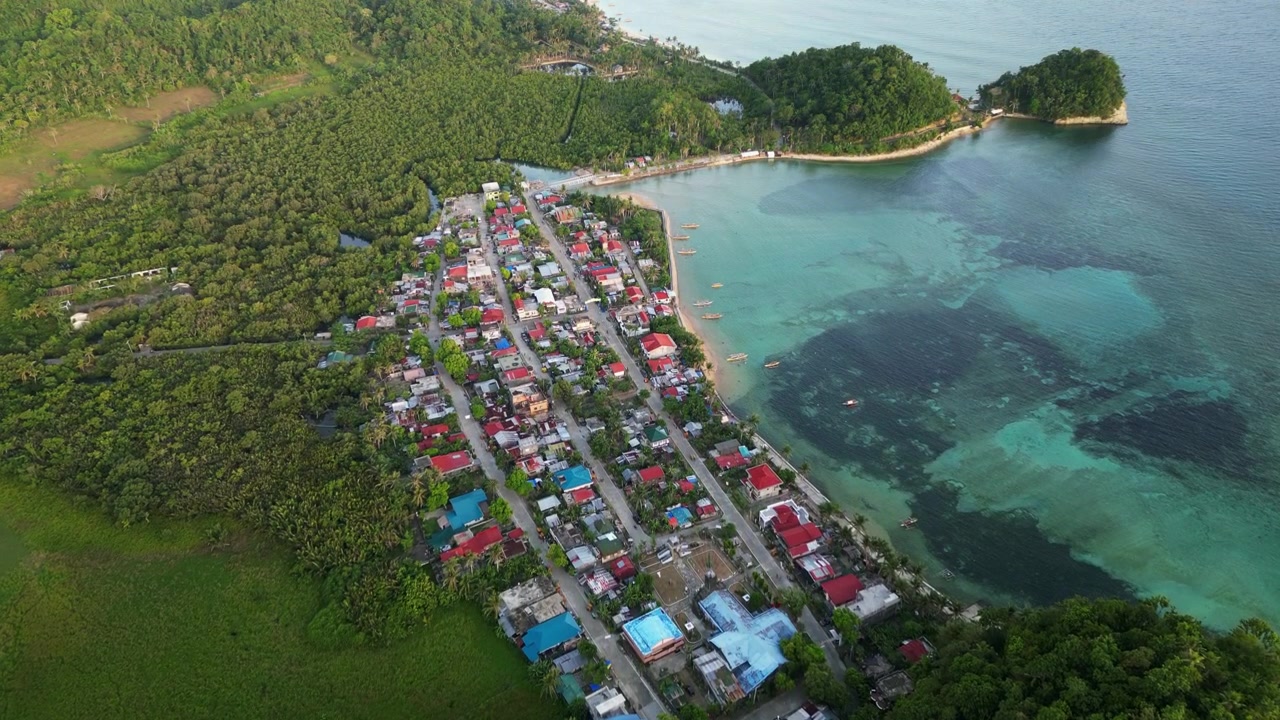 Barangay costiero di Magnesia Del Norte con acqua turchese e limpida a Virac, Catanduanes, Filippine. - ripresa aerea