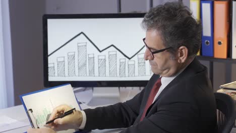 Geschäftsmann-Analysiert-Einkommensdiagramme-Und-Grafiken-Mit-Computer.