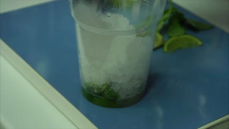 preparando un cóctel de mojito