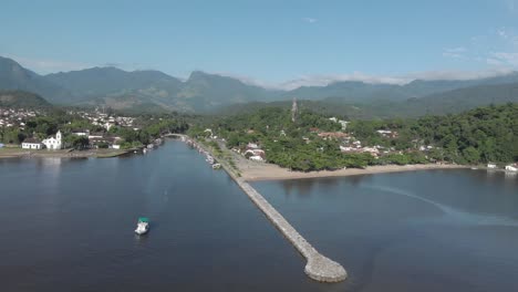 Río-Pereque-Entra-En-El-Atlántico-En-La-Tranquila-Ciudad-Colonial-De-Paraty,-Brasil