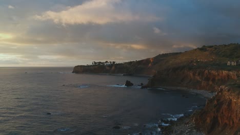 Vista-De-Drones-Por-La-Tarde-En-El-Momento-Del-Atardecer-Desde-La-Costa-De-Palos-Verdes-Estates,-California