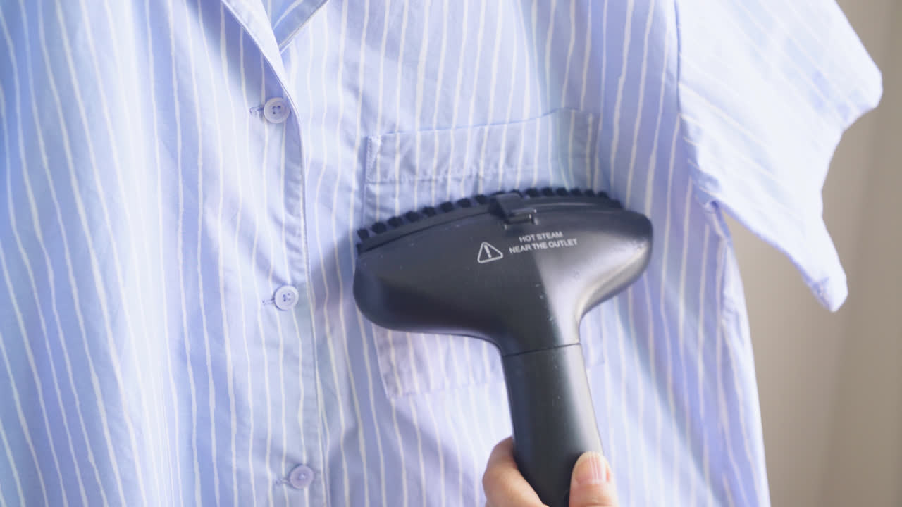 스팀 다리미로 옷 다림질