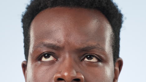 primer plano, pensando y hombre negro con duda