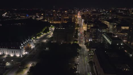 Imágenes-Aéreas-Cinematográficas-Del-Centro-De-Ottawa-Por-La-Noche-Inclinándose-Hacia-Arriba-Con-La-Calle-Wellington-Enfocada-Que-Revela-El-Paisaje-Urbano-único,-Drone,-Canadá,-Capital,-Drone