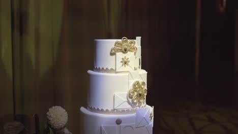 un primer plano de un pastel de bodas